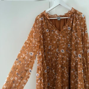 Blommig kortklänning från Lindex - Blommig kortklänning, finns en liten defekt(se sista bilden)