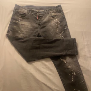 Grå jeansbyxor från Dsquared2 - Grå jeansbyxor från dsquared2. Klassisk femficksmodell med knappgylf och bälteshällor. Raka ben och låg midja. Perfekta för en avslappnad streetstil. Helt ny har aldrig andvänt den. 