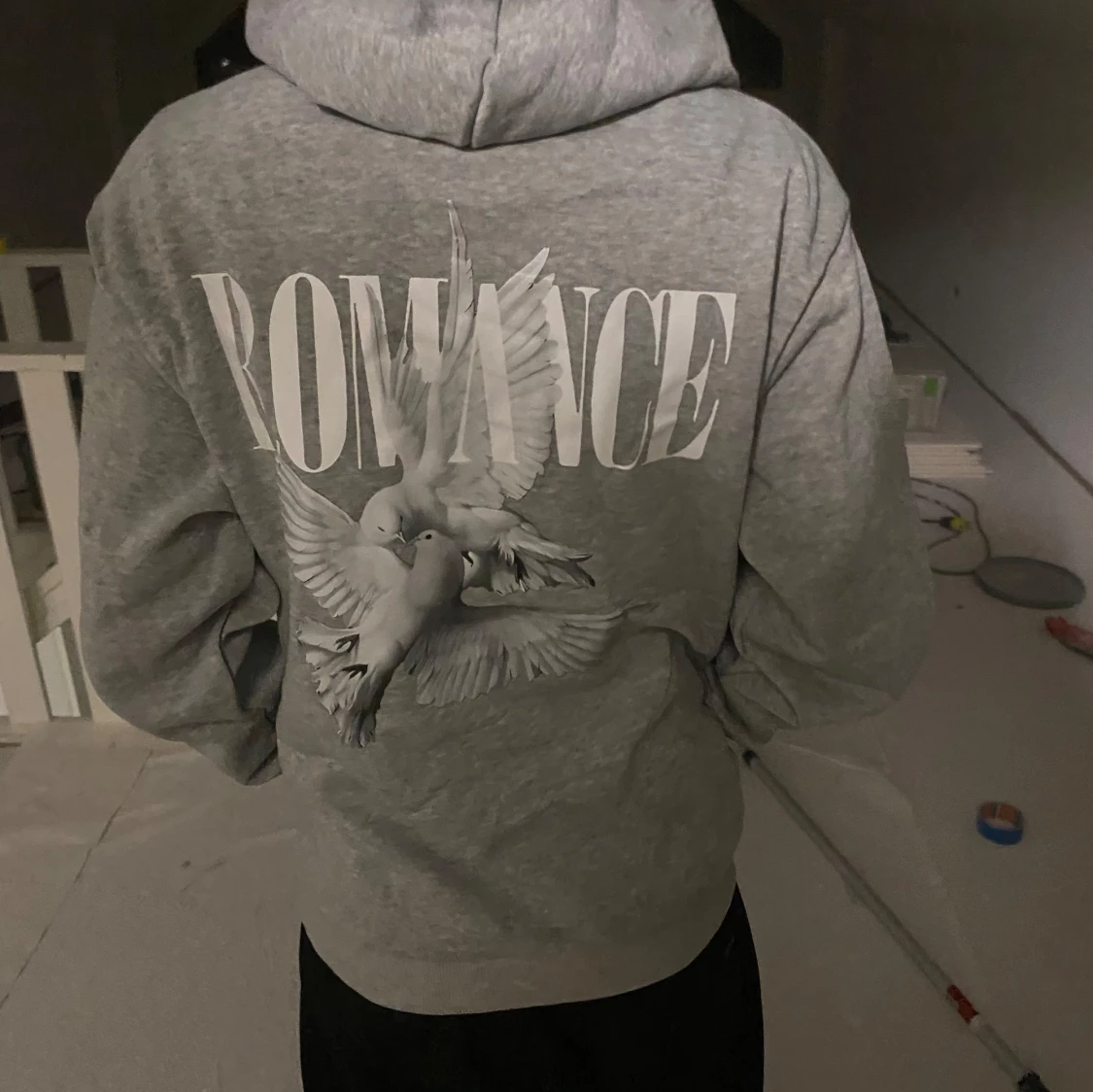 Grå hoodie med duvor och text Romance