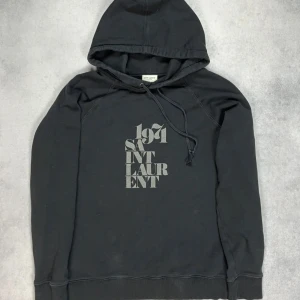 Saint Laurent hoodie - – Condition: 9/10  – Retail price: 6000 + SEK  The model is 185 cm tall  This hoodie sits like S/M