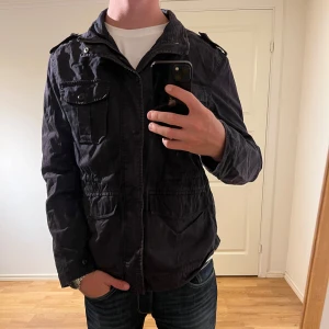 These Glory Days Fieldjacka mörkblå  - Säljer denna sjukt snygga Fieldjacka från These Glory Days⭐️ Färgen är mörkblå och storleken är L✅ Jackan har inga defekter och skicket är utomordentligt🙌🤝 Sjukt najs passform och passar perfekt till hösten🍁🙌 Tveka inte på att höra av er dig vid minsta fråga eller fundering😊