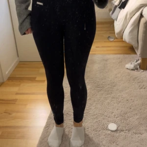 Svarta stronger tights - Säljer ett par svarta stronger tights. Perfekt att träna i och är sköna på. I storleken xs