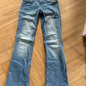 Low waist, Bootcut jeans från &Denim, ljusblå - Bootcut jeans från &Denim i en snygg ljusblå tvätt. Modellen har låg midja och klassisk femficksdesign. Jeansen är tillverkade i bomullsdenim och har en avslappnad bootcut-passform som ger en retro vibe.