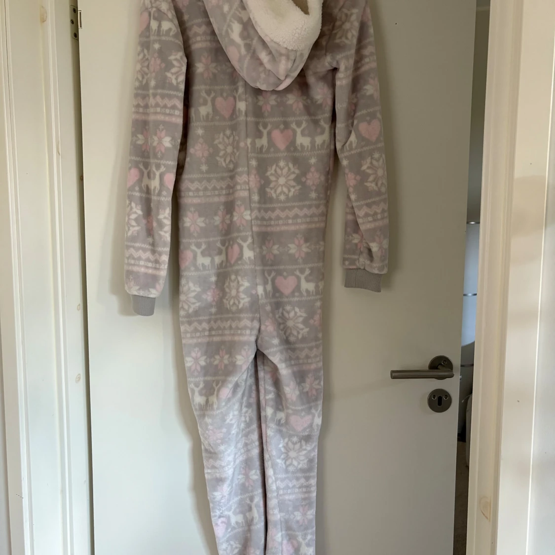 Mysig fleeceonesie med vintermönster - 2