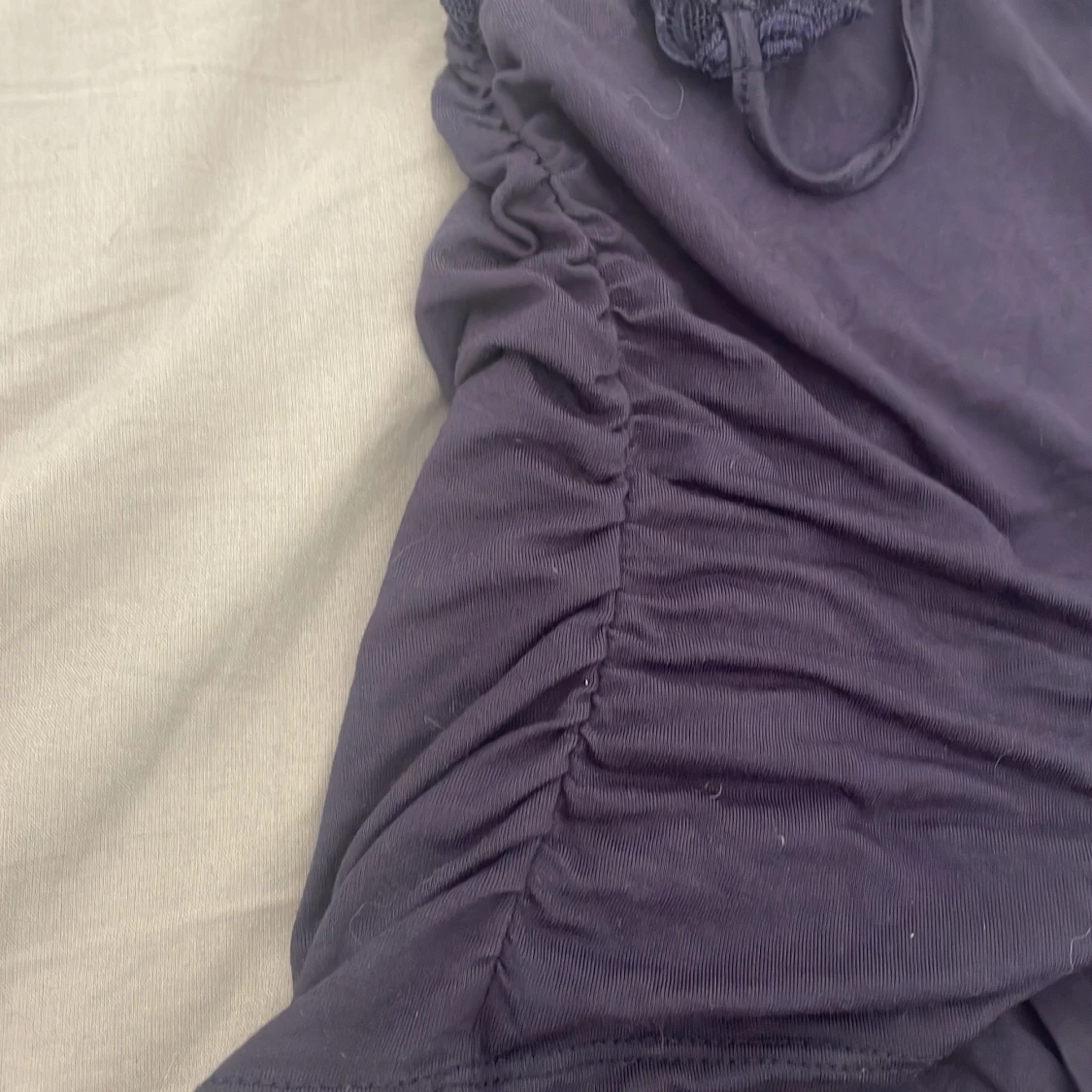 Mörklila spetsdetaljerad linnetopp - 3