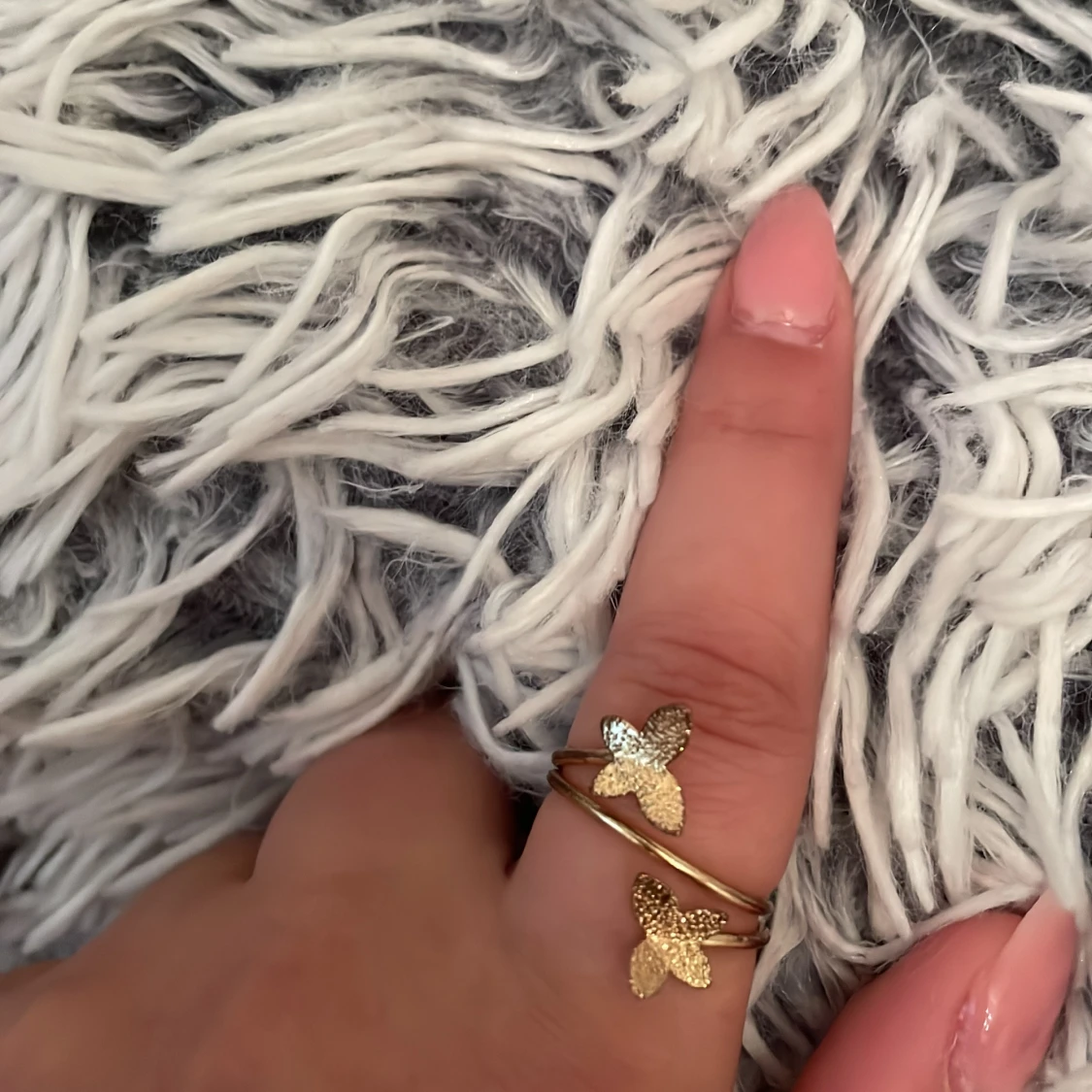 Guldfärgad ring med fjärilar - 1