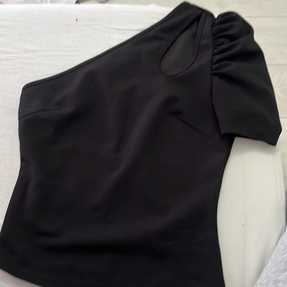 Svart oneshoulder topp med puffärm
