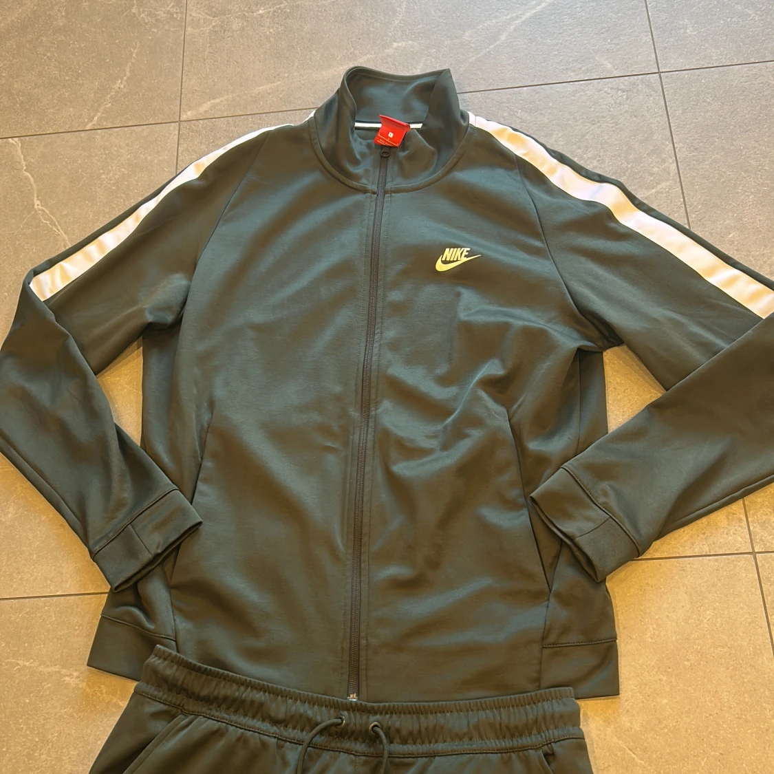 Svart Nike träningsväst med vita ränder - 1