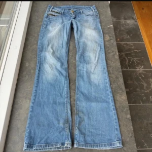 Ljusblå bootcut jeans - Snygga ljusblå jeans från Seven7 med bootcut passform och coola dragkedjedetaljer vid fickorna fram. Midjemåttet tvärs över är 40cm, midjehöjd 19cm och innerbenslängden 83❤️