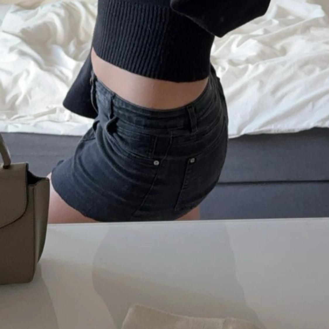 Svart lågmidjad jeanskjol