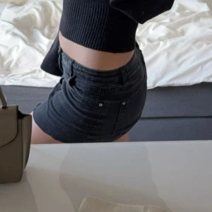 Svart lågmidjad jeanskjol - Kommer inte till användning!