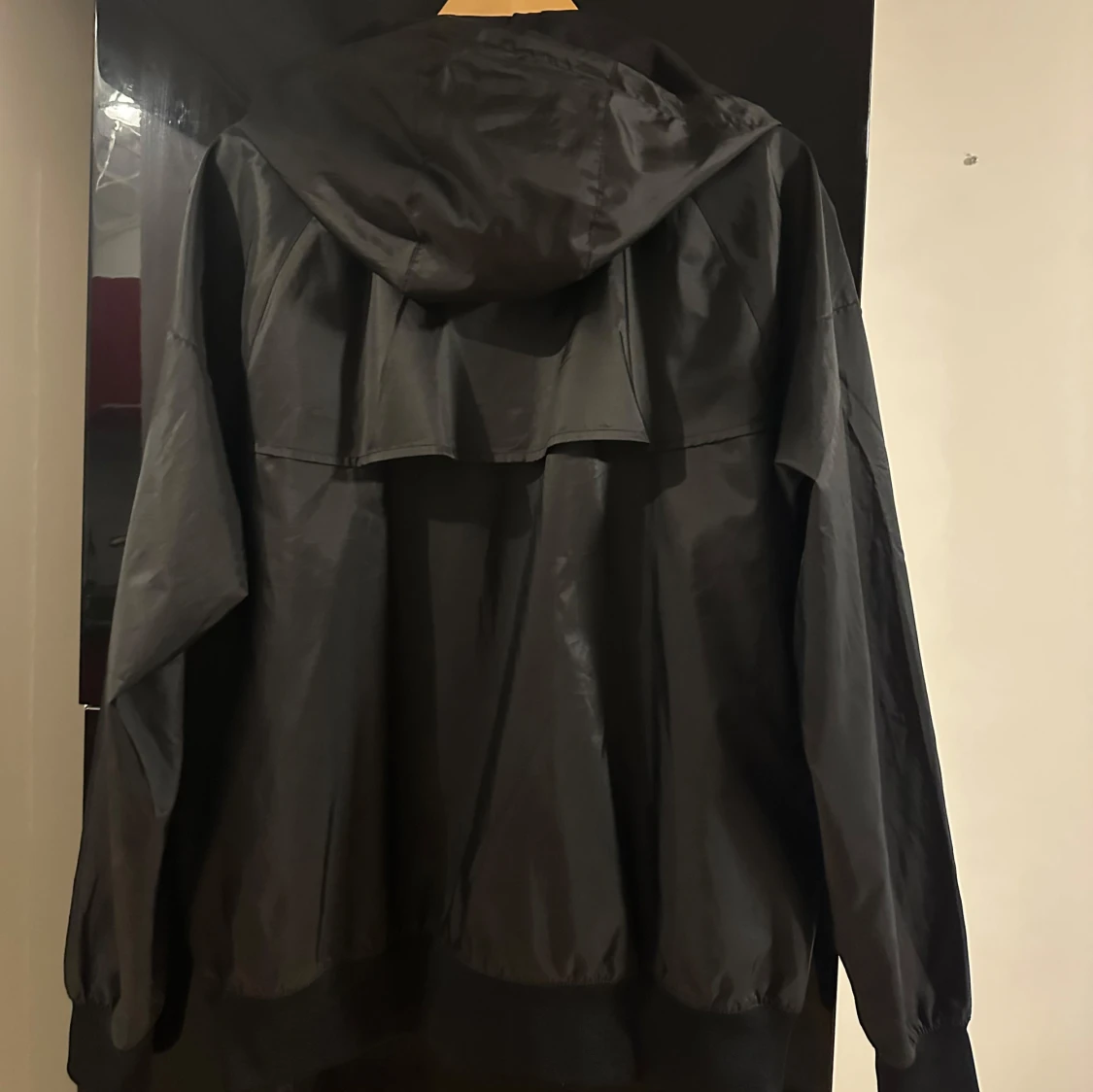 Svart vindjacka från Nike med huva - 1