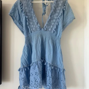 Ljusblå klänning från Zalando 🩵 - Supersöt klänning från Zalando som säljs då den inte kommer till användning. Står ingen storlek men skulle gissa på M. Eftersom de är resor passar den nog även L💕☺️