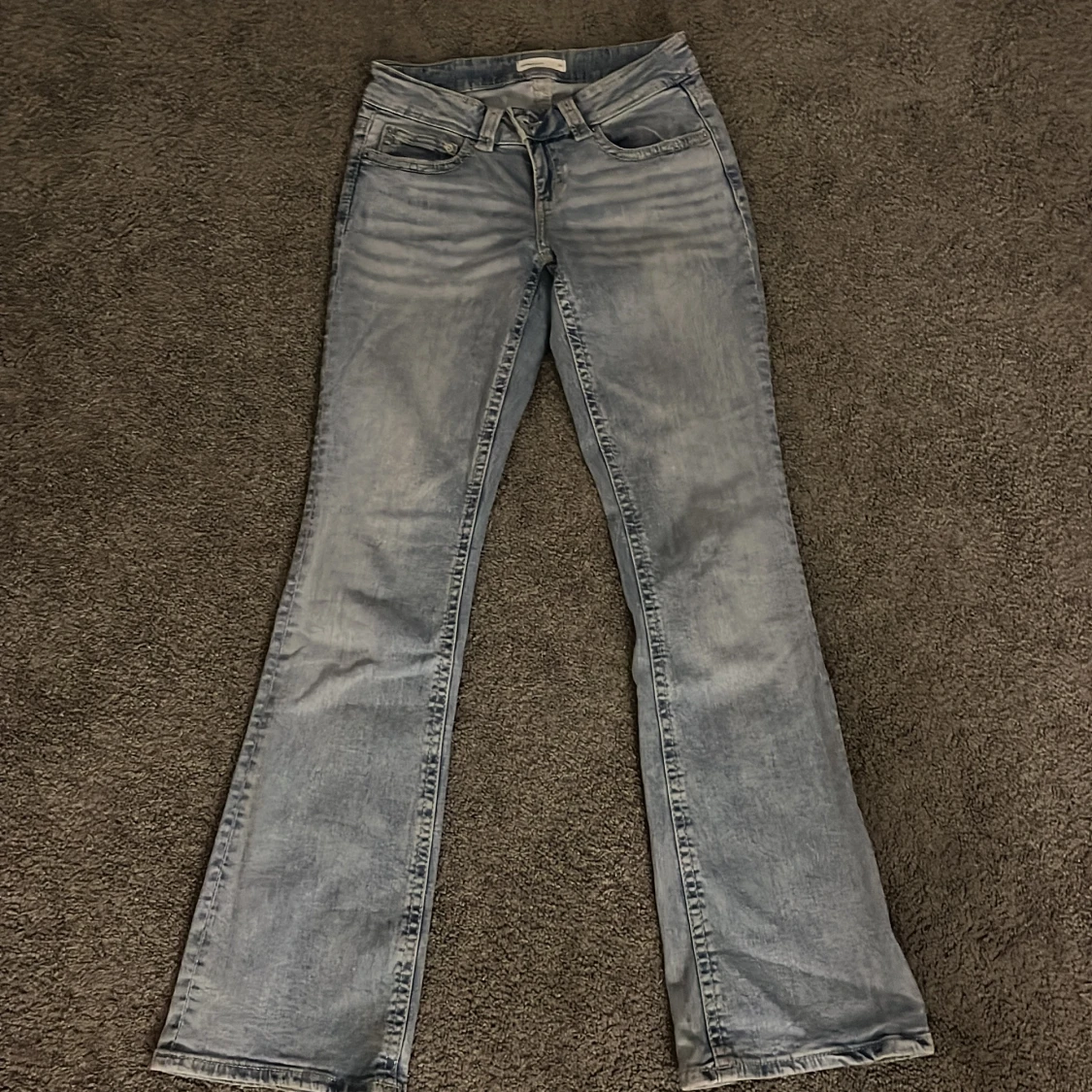 Ljusblå bootcut jeans från Gina Tricot