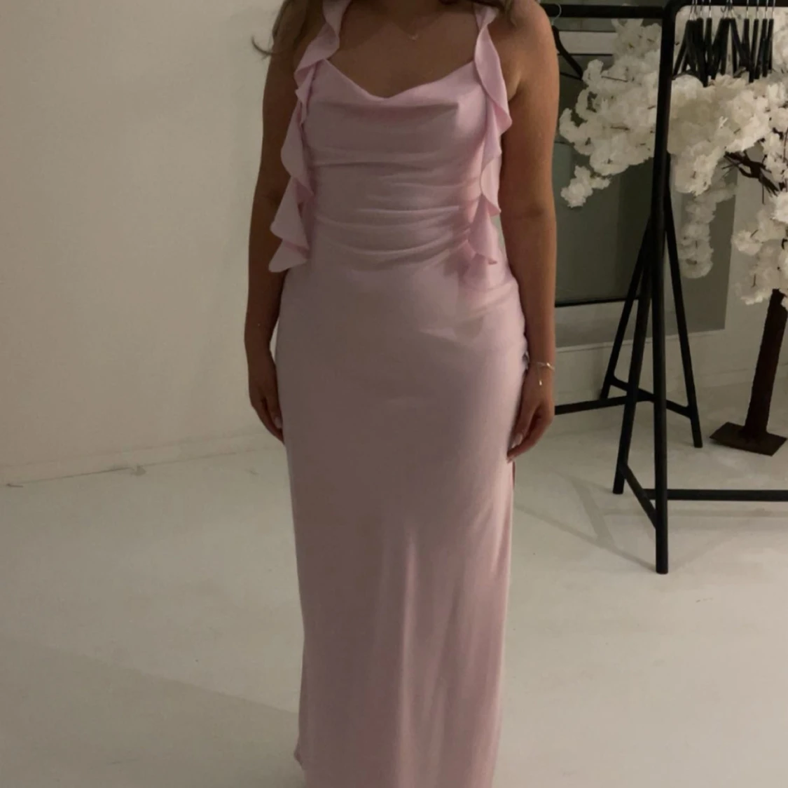 Ljusrosa långklänning med volang