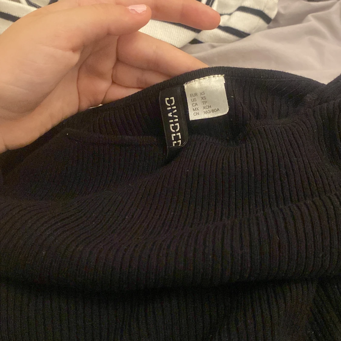 Svart offshoulder topp från Divided - 2