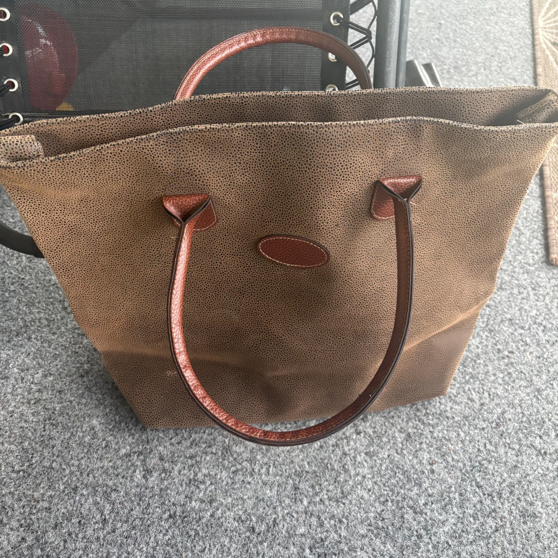 Brun shoppingväska med skinnhandtag