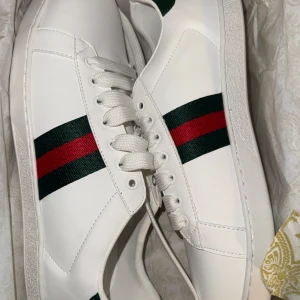 Gucci vita sneakers  - Säljer just nu ett par sjukt feta Gucci ace skor. De är helt oanvända. Box m.m. Medföljer. Vid intresse är det bara att höra av sig!!🔥👀