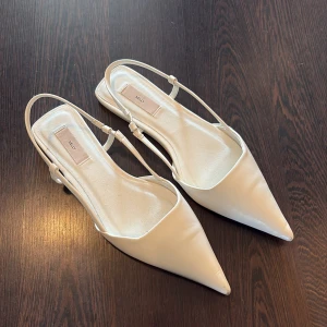 Slingbacks  - Slingbacks från Nelly. Lite nötta längst fram men annars superfina 🥰