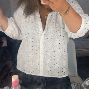 Vit broderad blus med knappar - Intressekoll på den här blusen ifrån Hm, den är i storlek M. 