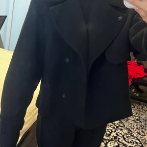 kappa från H&M - Säljer nu den här kappan från H&M eftersom jag köpt en ny. Den har en två fickor på båda sidorna sidorna vilket kanske inte syns på bilden. Nypris 550 kr, mitt pris 300 (jag är 160 om ni undrar att den passar er längd). Den håller er varm både höst och vinter för materialet är så tjock.
