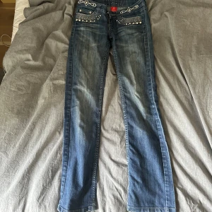 Blå bootcut jeans  - Säljer ett par snygga blå lågmidjade bootcut jeans då de tyvärr är försmå❤️ köpte från en vinted butik och i ett mycket bra skick 