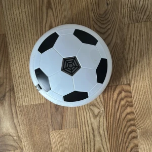 Golvboll - Du sparkar på den och så rör bollen på sig med luft.