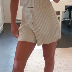 Beiget Mjukisset H&M - Beiget mjukisset med linne och shorts från H&M.  Storlek 152, passar även XS.   Använt fåtal gånger.