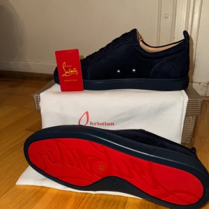 Christian Louboutin svarta sneakers - Säljer just nu detta sjukt feta par Louboutin skor. Box o dustbag m.m ingår. De är strl 43 o passar även 42. Vid frågor är det bara att ställa!!