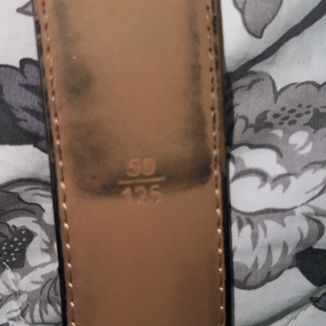 Svart Louis Vuitton bälte med gulddetalj - 3