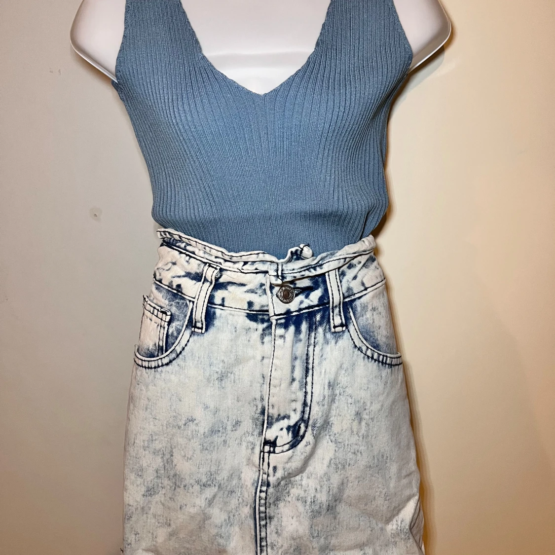 Set jeans kjol + Blå ribbad linnetopp med v-ringning