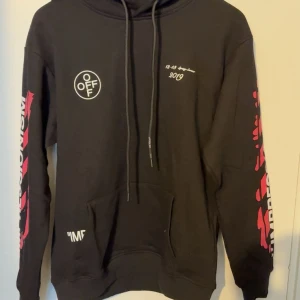 Off-White Hoodie - Riktig snygg off white hoodie helt ny, med riktig snygga rosa detaljer perfekt inför hösten. Pris kan diskuteras vid snabba affärer