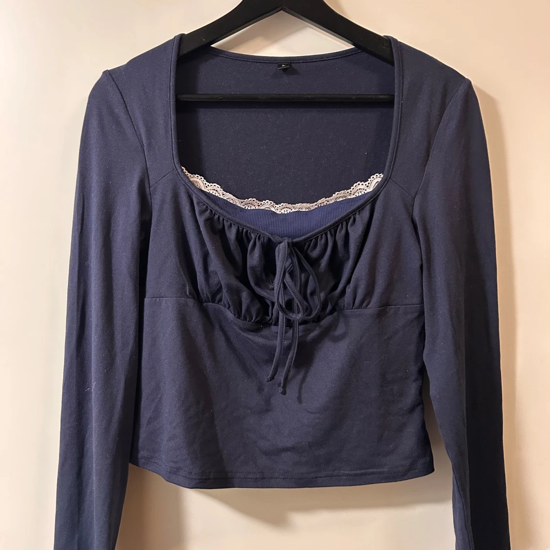 Mörkblå långärmad topp med snörning - 1