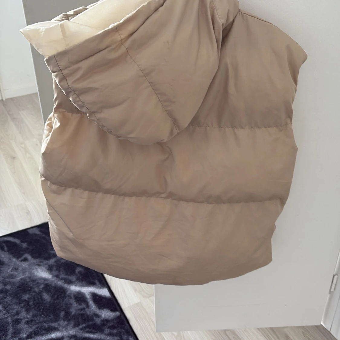 Beige dunväst med huva - 2