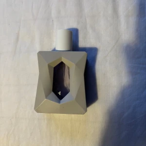 Ariana Grande - Säljer min Ariana Grande God is a woman parfym för att jag inte tycker om doften längre och den kommer där av inte till användning. Man kan se på andra bilden hur mycket där är kvar ! Den är använd men där är fortfarande rätt mycket kvar! Säljer den för 90kr+frakt