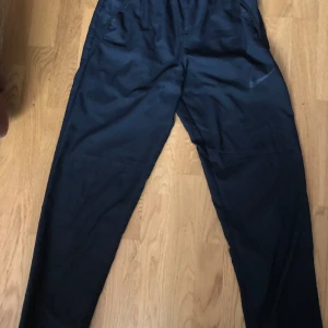 Nike träningsbyxor - De trendiga nike träningsbyxor som inte säljs i butik längre. Perfekt skick inga fläckar eller hål. Storlek S