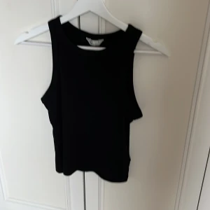 Svart ribbad linnetopp i ekologisk bomull - Svart ribbad crop top!