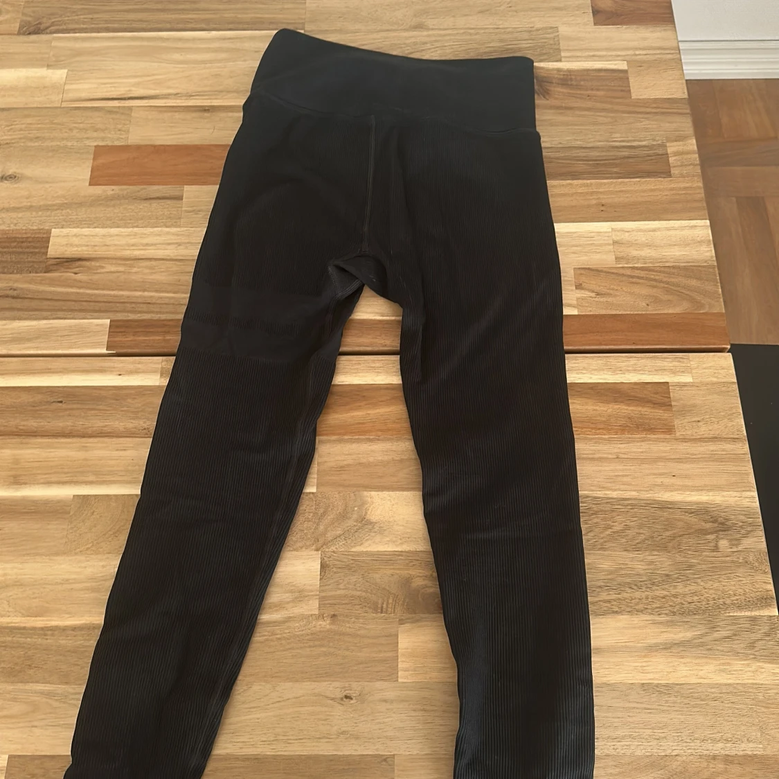 Svarta ribbade leggings från Stronger - 1