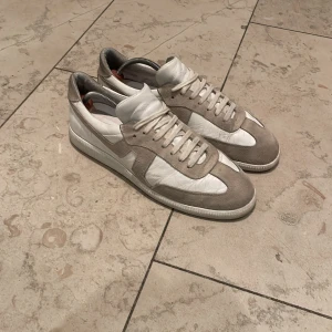 J Lindeberg gat sneaker - J Lindeberg gat inspirerade sneaker i skinn o mocka, nypris: 2600sek, lite smutsiga men går enkelt att tvätta så blir de som nya. Storlek 43. Bara att skriva om du har frågor!