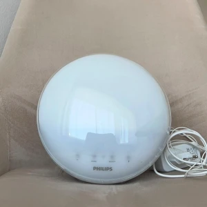 Klocka med flera funktioner - Smartsleep klocka och lampa med olika funktioner i nytt skick.  Soluppgångssimulering i färg 5 naturliga ljud FM-radio och läslampa Snooze med tryckfunktion  Nypris 1799kr, priset kan diskuteras vid snabb affär.