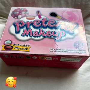 Pretend Makeup set m. enhörningsväska. 20 delar - Supergulligt pretend makeup set med rosa och lila sminkleksaker, flera borstar och en söt enhörningsväska i silver med glitterdetaljer, från amazon. Innehåller låtsasrouge, ögonskuggor, läppstift, läppglans, sminkborstar och ögonskuggsborstar. Perfekt för barn i åldrarna 3-8. OBS! Ej till barn under tre år!!!🚫. Första bilden är på ett redan öppnat paketet; det som säljs är oöppnat!! Har sammanlagt 4 paket att sälja. Priset gäller dock ett paket. Nypris på amazon: 324kr.