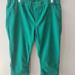 Capri byxor från KappAhl strl 45 - Snygga gröna Capri byxor från KappAhl med elastisk midja för extra komfort. Byxorna har en enkel design med två bakfickor. Passar bra till både vardag och mer avslappnade tillfällen. Storlek 45. Kan hämtas i Vallentuna.