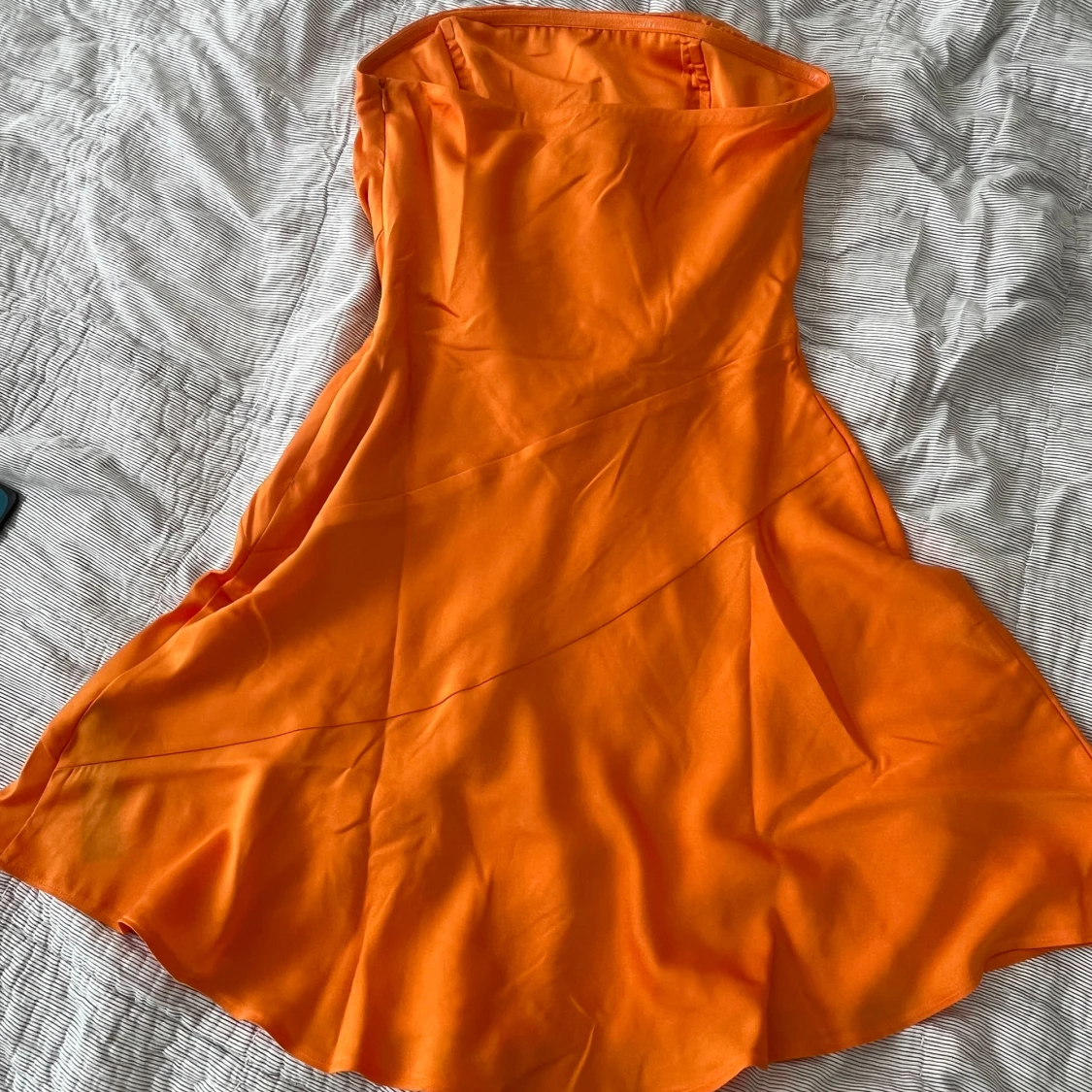 Orange axelbandslös miniklänning i satin - 1