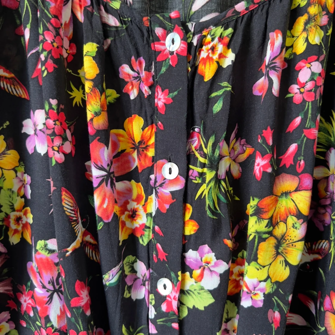 Blommig svart blus med knyt - 2