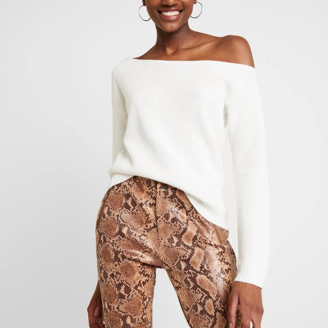 Vit offshoulder stickad tröja