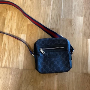 Väska - Väldigt skön väska👌, pris går självklart att diskutera, kom gärna med pris förslag och funderingar.