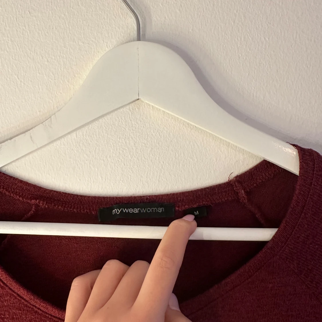 Vinröd långärmad tröja med svart chiffong - 1