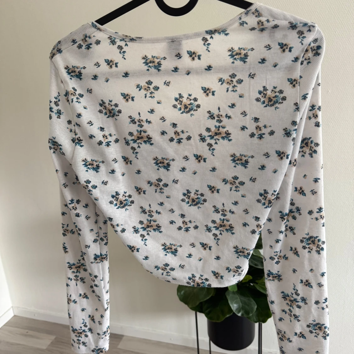 Vit blommig croppad blus med knyt - 2