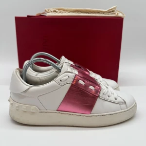 VALENTINO OPEN SNEAKERS - Valentino open sneakers - Skick: 8,5/10 - Storlek 36,5 - Tillbehör: Dustbag - Nypris 7700kr - deluxecloset 
