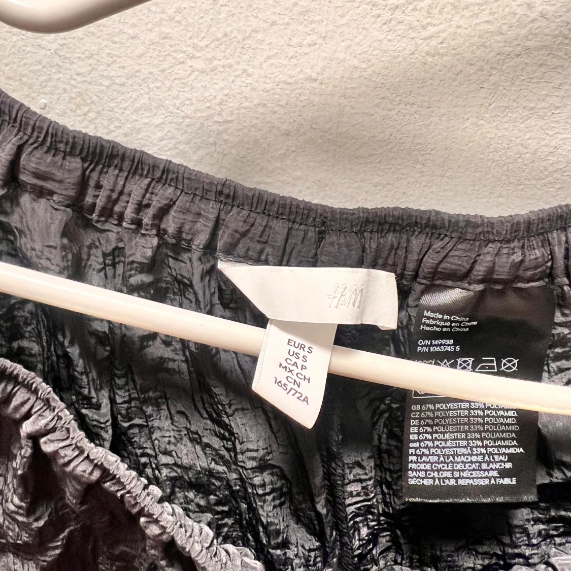 Svart långkjol från H&M i glansigt tyg